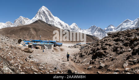 Frau Trekking in Goark Shep, Pumori im Hintergrund, Himalaja, Solo Khumbu, Nepal Stockfoto
