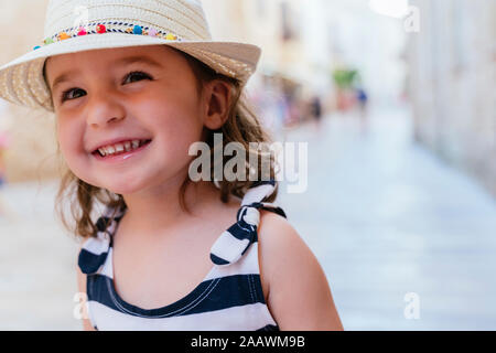 Portrait von Lachen kleine Mädchen mit Strohhut Stockfoto