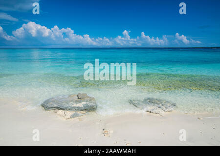 Wellen plätschern am White Sand Beach in Ouvea, Loyalität, Inseln, Neukaledonien Stockfoto