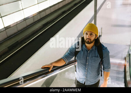 Porträt der Mann stand auf der Rolltreppe Stockfoto