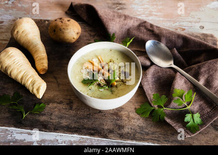 Hohe Betrachtungswinkel von Hafer Suppe serviert mit Zutaten auf hölzernen Tisch Stockfoto