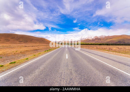 Abnehmende Blick auf dem State Highway 8 gegen Himmel, Tekapo, Südinsel, Neuseeland Stockfoto