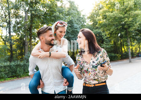 Gruppe von drei Freunden Spaß zusammen Stockfoto