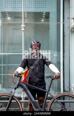 Portrait von stilvollen Junger Mann mit Fahrrad und Messenger Bag in der Stadt Stockfoto