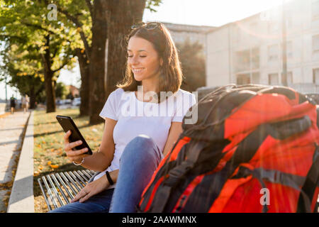 Junge weibliche Backpacker mit Smartphone in der Stadt, Verona, Italien Stockfoto