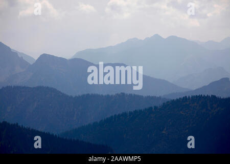 Malerischer Blick auf silhouette Tegelberg Berge gegen Himmel im Ostallgäu, Deutschland Stockfoto