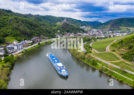 Luftaufnahme von Kreuzfahrt Schiff auf Mosel, Cochem, Deutschland Stockfoto