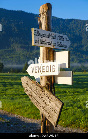 Deutschland, Bayern, Oberbayern, Isarwinkel, Jachenau, Wegweiser für Wanderwege Stockfoto