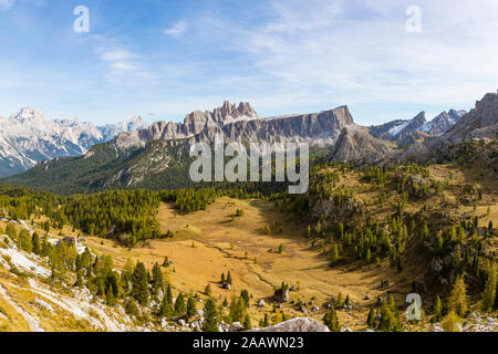 Idyllische Schuß von Croda da Lago und Gebirge von Cinque Torri, Italien gesehen Stockfoto