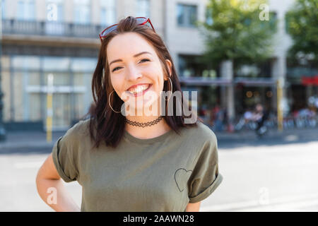 Portrait von Lachende junge Frau in der Stadt Stockfoto