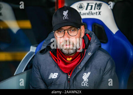 London, Großbritannien. 23 Nov, 2019. Jürgen Klopp Krippe von Liverpool in der Premier League Match zwischen Crystal Palace und Liverpool an Selhurst Park, London, England. Foto von Tom Smeeth. Nur die redaktionelle Nutzung, eine Lizenz für die gewerbliche Nutzung erforderlich. Keine Verwendung in Wetten, Spiele oder einer einzelnen Verein/Liga/player Publikationen. Credit: UK Sport Pics Ltd/Alamy leben Nachrichten Stockfoto