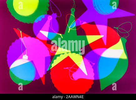 Digital erzeugten Bild von verschiedenen Weihnachten Dekorationen auf Magenta Hintergrund Stockfoto