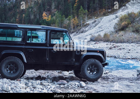 SUV von Isar am Wald in Bayern, Deutschland Stockfoto
