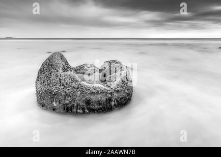 Moeraki Boulder im Meer bei Koekohe Strand gegen Himmel, Neuseeland Stockfoto