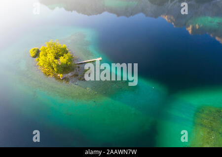 Hohe Betrachtungswinkel von Maximilianinsel in Eibsee in der Nähe von Grainau, Werdenfelser Land, Oberbayern, Bayern, Deutschland Stockfoto