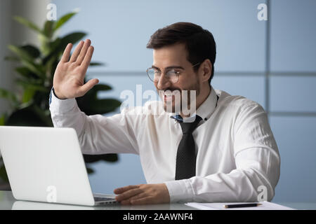 Lächelnd Geschäftsmann in Video Anruf im Büro Stockfoto