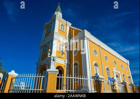 Low Angle View der Kirche gegen den blauen Himmel in Willemstad, Curaçao Stockfoto