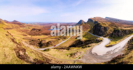 Panoramablick auf die Landschaft von Quiraing, Isle of Skye, Highlands, Schottland, UK gesehen