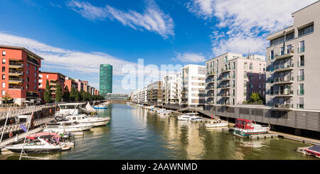 Boote auf dem Fluss Main inmitten von Gebäuden gegen Himmel, Frankfurt, Hessen, Deutschland Stockfoto