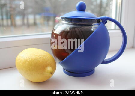 Grüner Tee im Glas Topf mit saftigen Zitronen schöne Grippe Medizin Stockfoto