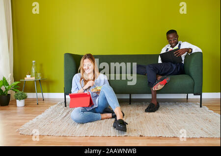 Zwei lächelnde junge Geschäftsleute in der Lounge sitzen in modernen Büro Stockfoto