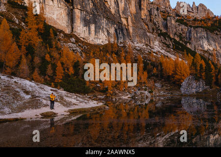 Wanderer ein Bild von der Bergsee, Dolomiten Alpen, Cortina, Italien Stockfoto