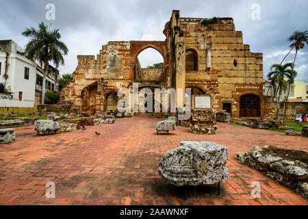 Ansicht des Krankenhauses San Nicolás de Bari alte Ruinen gegen bewölkter Himmel, Santo Domingo, Dominikanische Republik Stockfoto