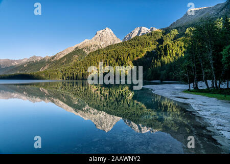 Malerischer Blick auf den See, Naturpark Rieserferner-Ahrn in Antholz, Südtirol, Italien Stockfoto