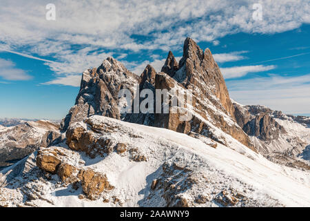 Idyllische Schuß von Schnee bedeckt Seceda Peak und Berge gegen Himmel, Italien Stockfoto