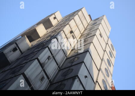 Das Äußere des Nakagin Capsule Hotel in Shimbashi, Tokio - Japan Stockfoto