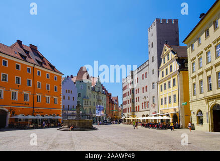 Gebäude mit Justitia Brunnen gegen den klaren, blauen Himmel am Haidplatz, Regensburg, Oberpfalz, Bayern, Deutschland Stockfoto