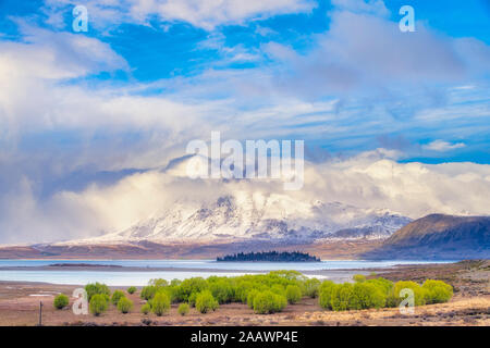 Malerischer Blick auf den See Tekapo gegen schneebedeckte Berg Dobson, Südinsel, Neuseeland Stockfoto