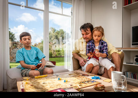 Vater spielen mit den Kindern im Wohnzimmer Stockfoto