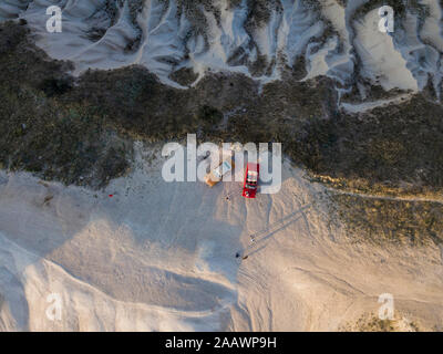 Luftaufnahme von Autos auf Landschaft in Göreme, Kappadokien, Türkei Stockfoto