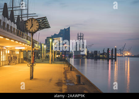 Auf St. Pauli Landungsbrücken gegen Sky bei Sonnenaufgang, Hamburg, Deutschland Stockfoto