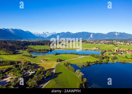 Idyllischer Blick von Seen in den bayerischen Alpen, Deutschland gegen den klaren blauen Himmel Stockfoto