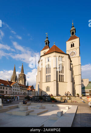 Von außen gegen Himmel am Neupfarrplatz Neupfarrkirche, Altstadt, Regensburg, Oberpfalz, Bayern, Deutschland Stockfoto