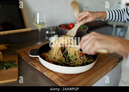 In der Nähe von Frau kochen Pasta Teller in der Küche zu Hause. Stockfoto