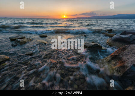 Malerischer Blick auf den See Trasimeno gegen Himmel bei Sonnenuntergang, Isola Maggiore, Italien Stockfoto