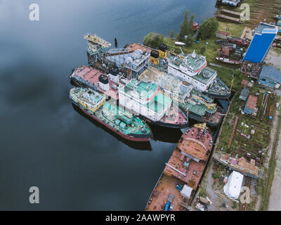 Luftaufnahme von Schiffen in Ladoga Canal an Werft, Shlisselburg festgemacht, Russland Stockfoto