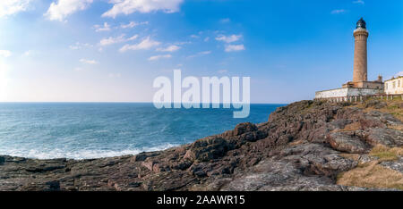 Ardnamurchan Lighthouse auf See gegen Himmel, Lochaber, Highland, Schottland, UK Stockfoto