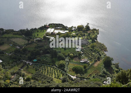 Panoramasicht auf den See von Nemi von Liebhaber Terrasse. Eine schöne, kleine Stadt, in der Metropole Rom. Nemi, Latium, Italien. Stockfoto
