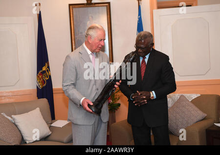 Der Prinz von Wales bei einem Treffen mit dem Gouverneur General David Vunagi im Government House in Honiara, während des zweiten Tages der königlichen Besuch auf den Salomonen. Stockfoto