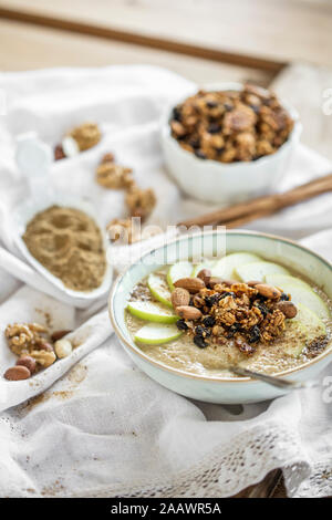 Hohe Betrachtungswinkel von Frühstück auf den Tisch zu Hause serviert. Stockfoto