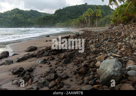 Malerischer Blick auf vulkanischen Strand, Dominica, Karibik Stockfoto