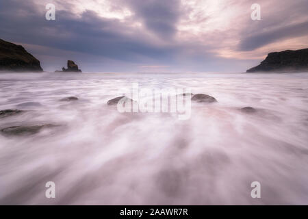 Malerischer Blick auf Talisker Strand gegen bewölkter Himmel bei Sonnenuntergang, Scottish Highlands, Schottland, UK Stockfoto
