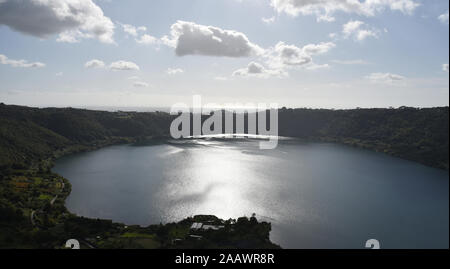 Panoramasicht auf den See von Nemi. Eine schöne, kleine Stadt, in der Metropole Rom, auf dem Hügel mit Blick auf den See Nemi, einem vulkanischen Krater See Stockfoto