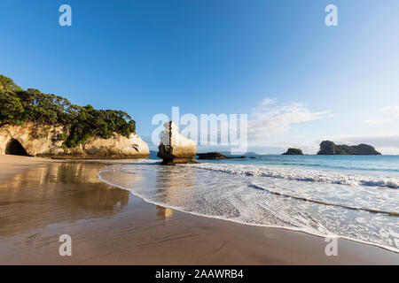 Neuseeland, Nordinsel, Waikato, lächelnde Sphinx Rock und Natural Arch in Cathedral Cove Stockfoto