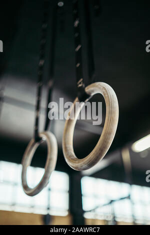 Holz- Gymnastik Ringe in einer Turnhalle