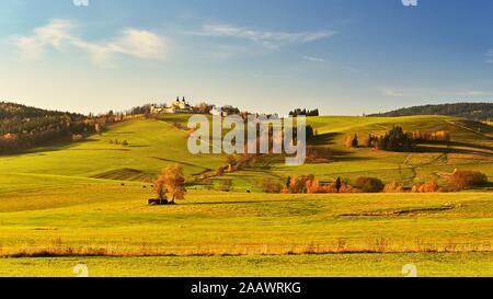 Berg der Mutter Gottes - wunderschöne Herbstlandschaft mit Kloster in der Tschechischen Republik Stockfoto